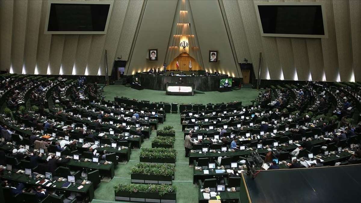 İran'da Meclis kararı olmaksızın Cumhurbaşkanı adaylığı için gerekli şartlar değiştirildi
