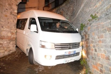 İran’dan İstanbul’a gezmeye geldiler, araçları sokakta sıkıştı