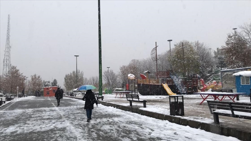 İran'ın başkenti Tahran'a mevsimin ilk karı yağdı