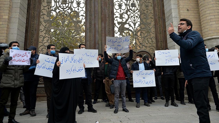 İranlı nükleer bilimcinin öldürülmesi Tahran'da protesto edildi