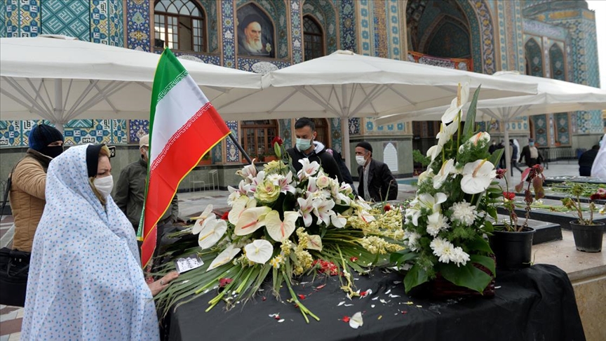 İranlı vatandaşlar nükleer bilimci Fahrizade'nin Tahran'daki mezarını ziyaret ediyor