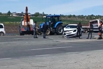 İş makinesi ile otomobil çarpıştı: 4 yaralı