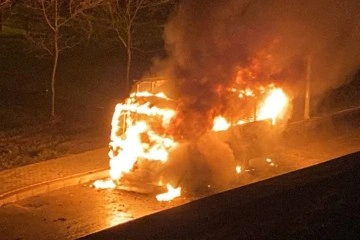 İş&ccedil;i servisi alev alev yandı, facianın eşiğinden d&ouml;n&uuml;ld&uuml;