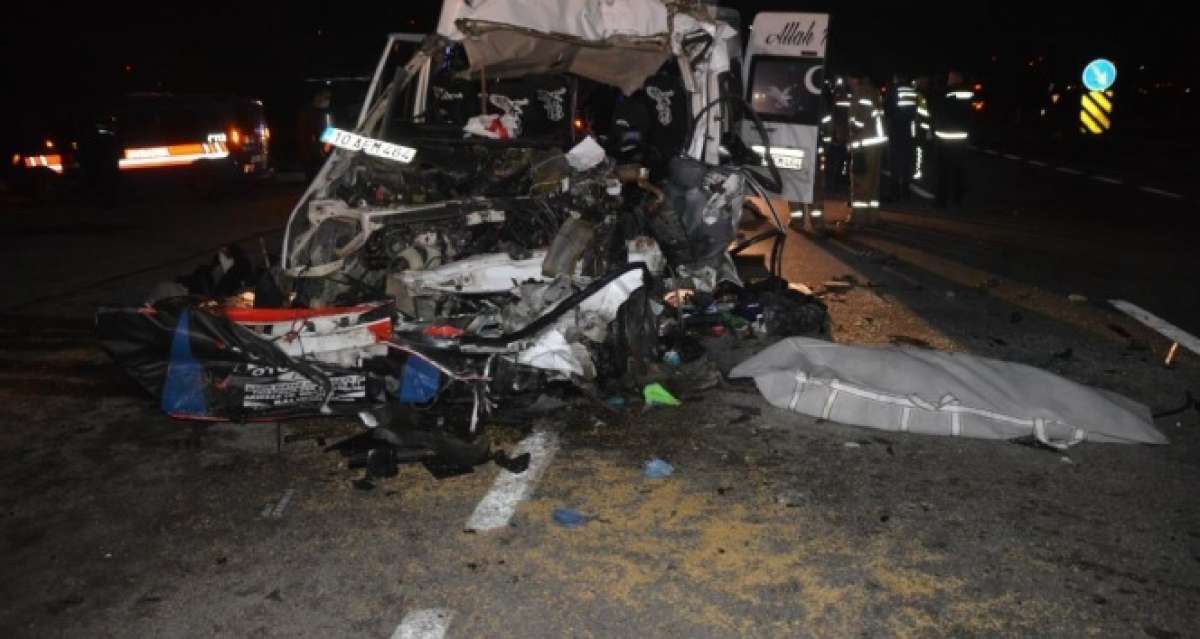 İşçi taşıyan minibüs TIR'a çarptı : 3 ölü, 9 yaralı