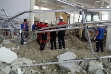 İşçiler çalışırken fabrikanın duvarı çöktü