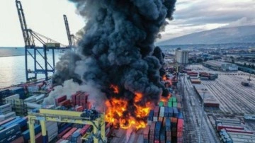 İskenderun Limanı'ndaki yangına helikopter ile müdahale ediliyor