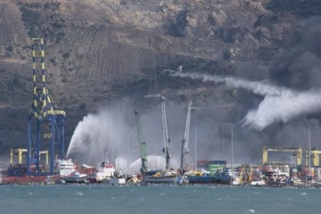 İskenderun Limanı'ndaki yangını söndürme çalışmaları devam ediyor