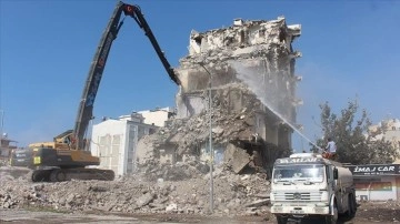 İskenderun'da bina yıkım ve enkaz kaldırma çalışmaları devam ediyor
