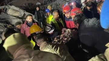 İskenderun'da depremin 138. saatinde bir kişi enkazdan sağ çıkarıldı