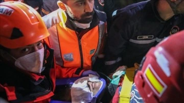 İskenderun'da depremin 162. saatinde bir kadın enkazdan sağ çıkarıldı