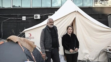 İskenderunlu çift, az hasarlı evlerinin karşısına kurdukları çadırda yaşıyor