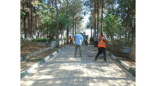 İslahiye Belediyesi mezarlık ve türbelerde bayram temizliği yaptı 