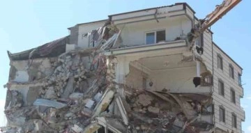 İslahiye’de ağır hasarlı binaların yıkımına başlandı
