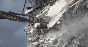 İslahiye’de enkaz kaldırma ve bina yıkım işlemleri sürüyor