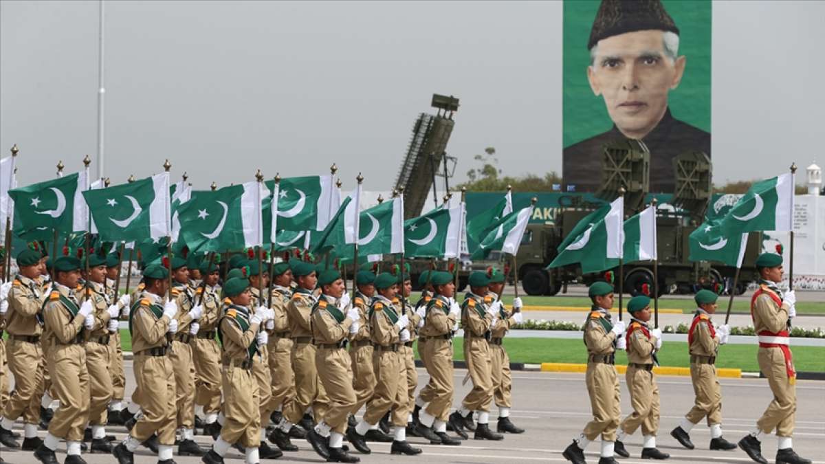 İslamabad'da Pakistan Milli Günü dolayısıyla askeri geçit töreni düzenlendi