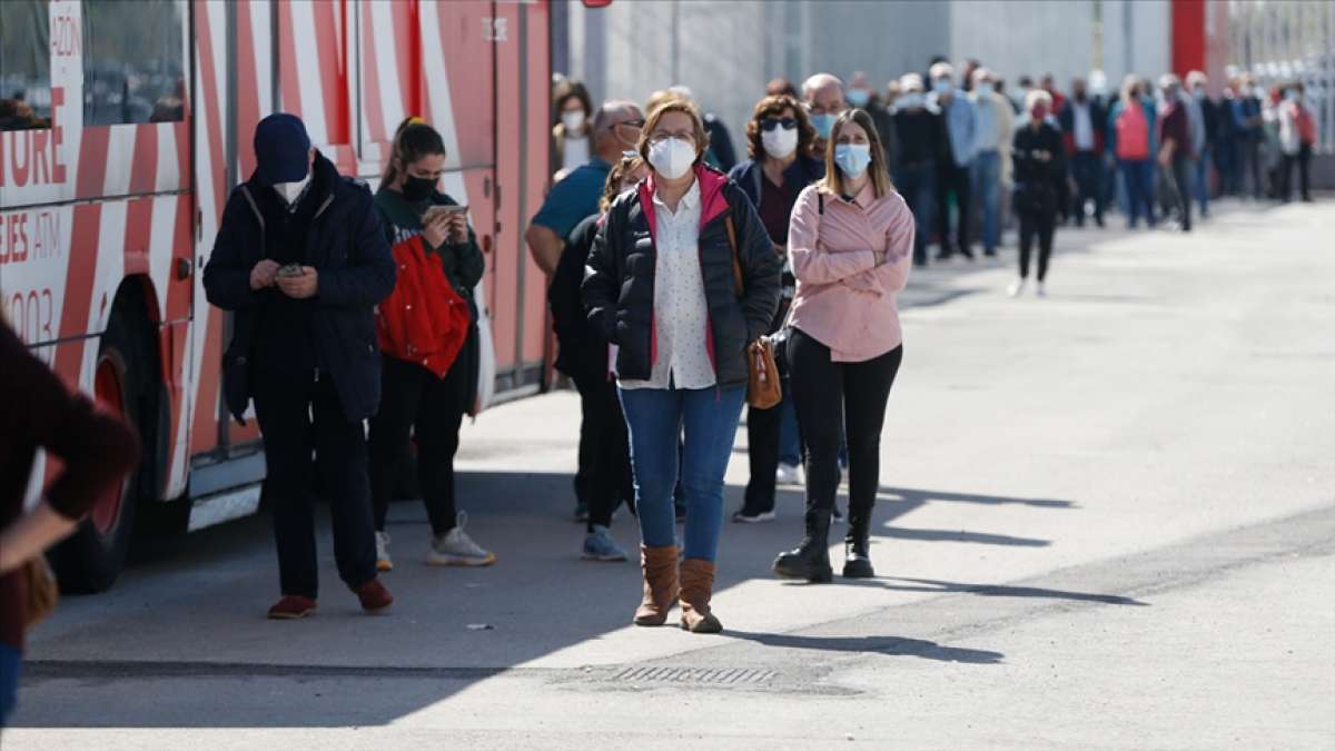 İspanya 26 Haziran'dan itibaren açık alanda maske kullanma zorunluluğunu kaldırıyor