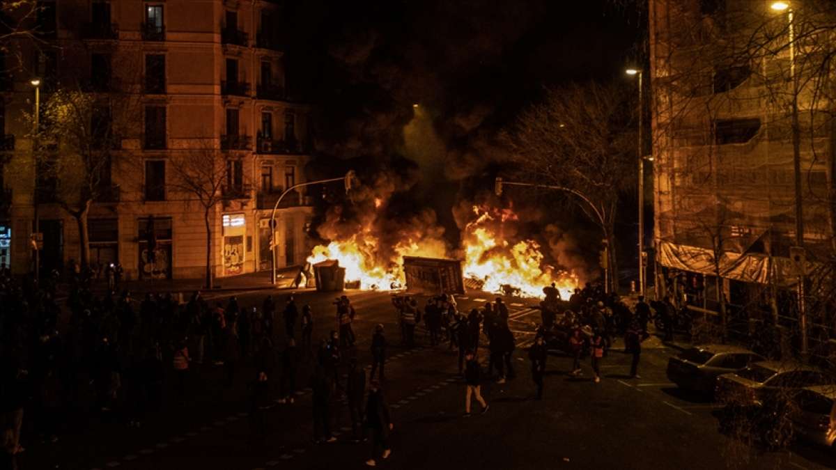 İspanya'daki gösteriler üçüncü gününde de olaylı geçti