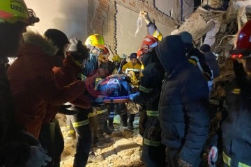 İspanyol ekip, baba ve kızı 69 saat sonra enkazdan çıkardı