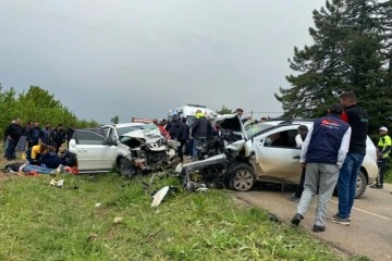 Isparta’da iki otomobil çarpıştı: 1 ölü, 4 yaralı