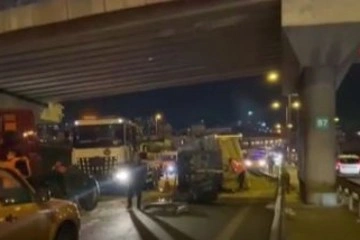 Ispartakule'de hafriyat kamyonu &uuml;st ge&ccedil;ide takılarak devrildi