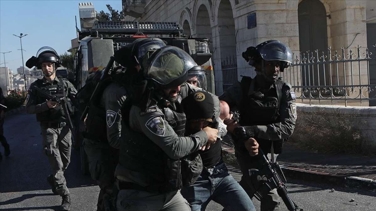 İsrail askerleri Batı Şeria'daki baskınlarda 1 Filistinliyi yaraladı, 12 kişiyi gözaltına aldı