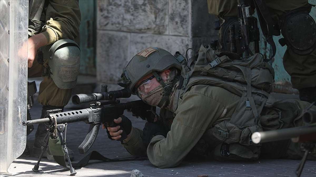 İsrail askerleri taş attığı iddiasıyla Batı Şeria'da Filistinli bir çocuğa ateş etti