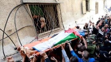 İsrail askerlerince vurularak hayatını kaybeden Filistinli çocuk son yolculuğuna uğurlandı