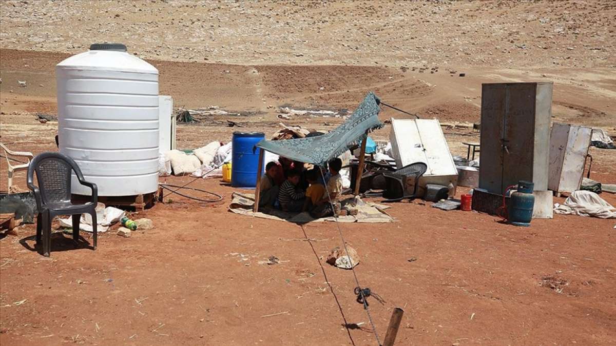 İsrail askerlerinin evlerini yıktığı Filistinli bedevi aileler kavurucu yaz sıcağında ortada kaldı