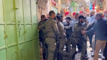 İsrail güçleri Kudüs'te "Kutsal Ateş" ayinine katılmak isteyen Hristiyanlara saldırdı
