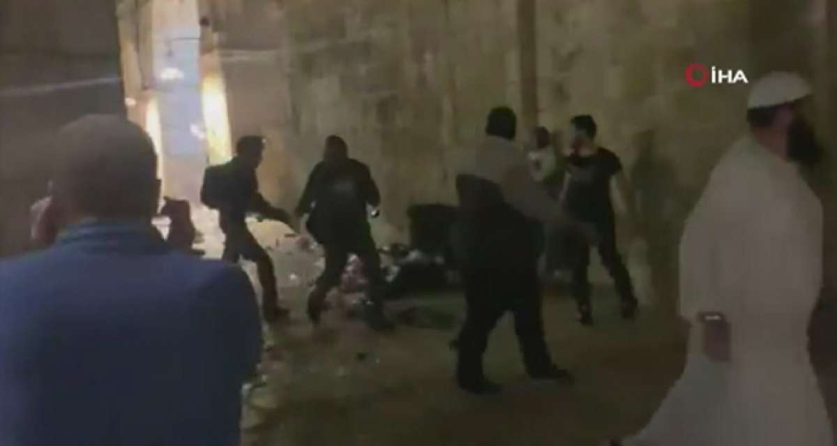 İsrail güçlerinden Mescid-i Aksa'da ses bombalı ve plastik mermili saldırı: 10 yaralı