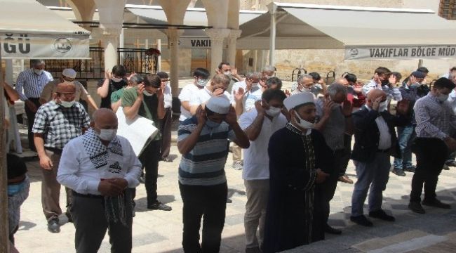 İsrail'in saldırısında şehit olanlar için gıyabi cenaze namazı kılındı 