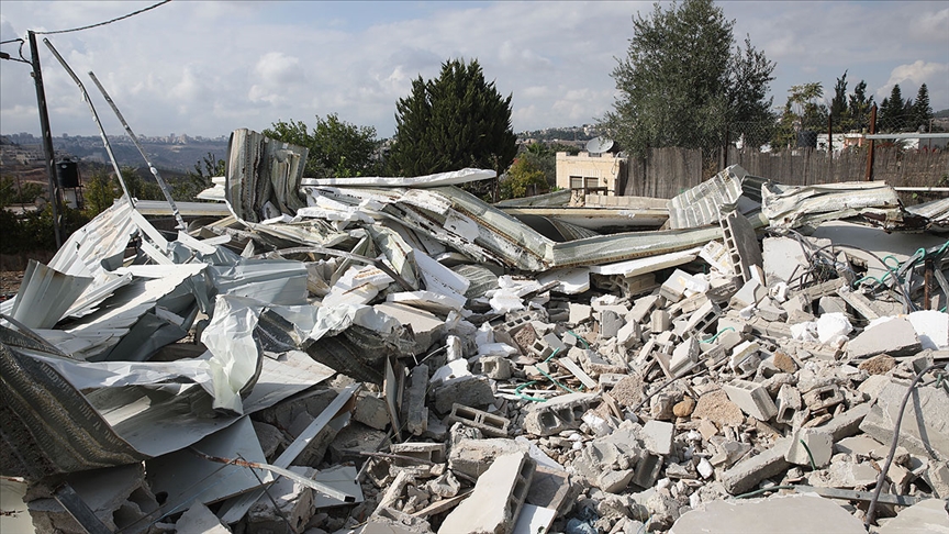 İsrail, Kudüs'te Filistinli ailelere evlerini kendi elleriyle yıktırdı