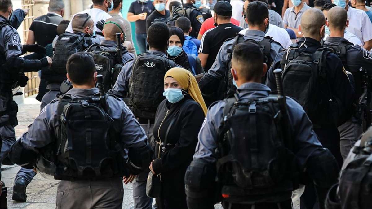 İsrail polisi Batı Şeria'dan gelen onlarca Filistinliyi Mescid-i Aksa'nın kapılarından ger