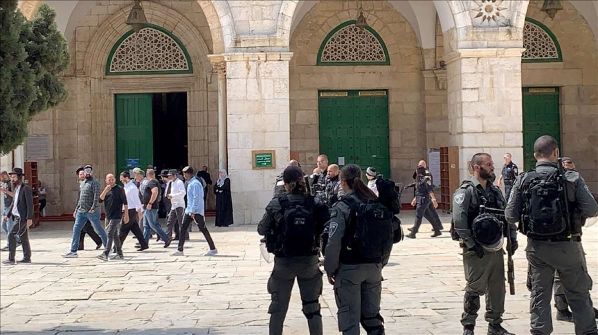 İsrail polisi korumasındaki onlarca fanatik Yahudi, Mescid-i Aksa'ya baskın düzenledi