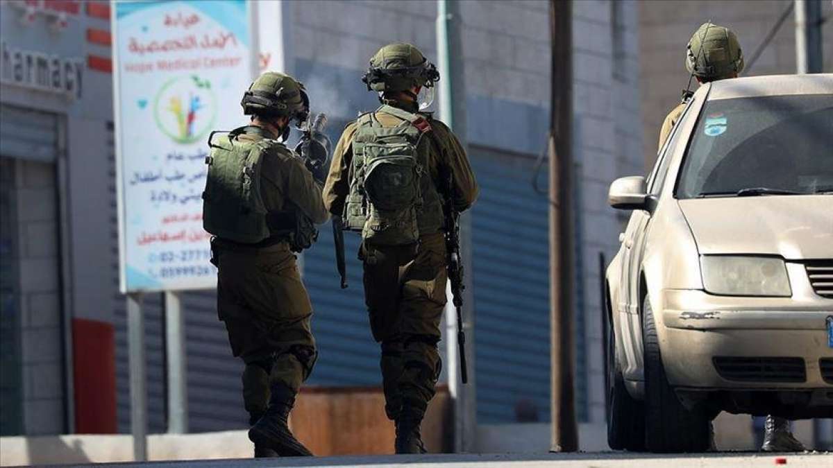 İsrail polisi Kudüs'te çocuklarının gözleri önünde bir Filistinliye saldırdı