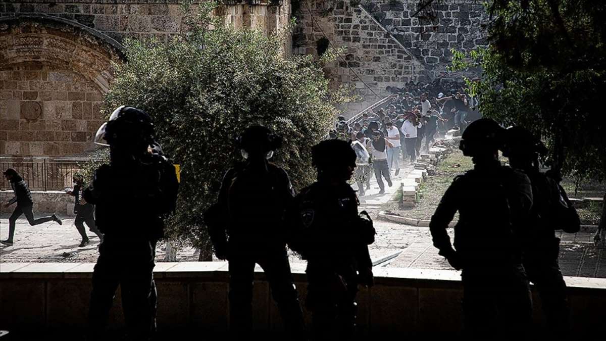 İsrail polisi, Mescid-i Aksa'da Filistinli gençlere saldırdı
