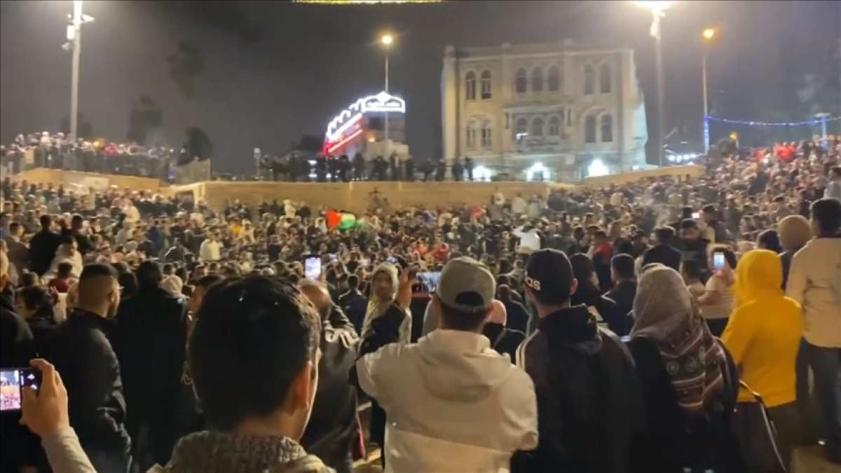 İsrail polisi, Şam Kapısı'nda Filistin bayrağı açan grubu dağıttı