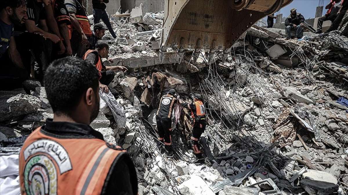 İsrail uçaklarının Gazze'ye düzenlediği saldırılarda 2 doktor hayatını kaybetti