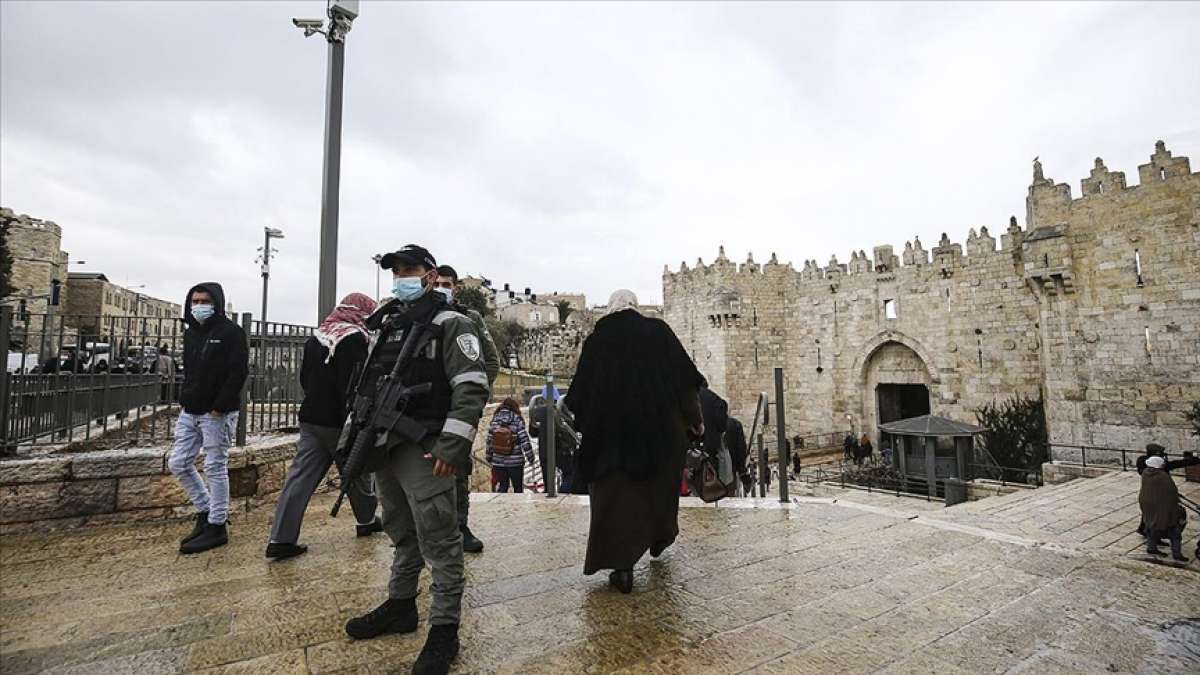 İsrail yüzlerce Filistinlinin Mescid-i Aksa'ya girişine izin vermedi