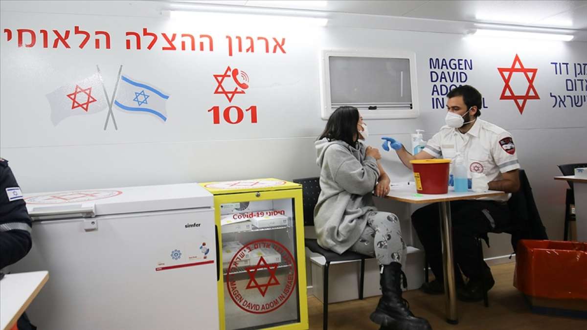 İsrail'de 40 yaş üstüne ve öğretmenlere üçüncü doz Kovid-19 aşısı yapılacak