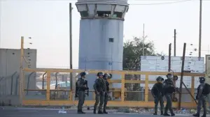 İsrail'de başka hapishaneye nakledilen Filistinli tutuklular darp edildi