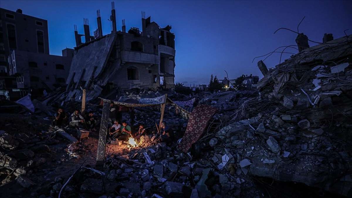 İsrail'in bombaladığı evinin enkazında yaşayan Gazzeli Arafat: Gidecek başka yerim yok