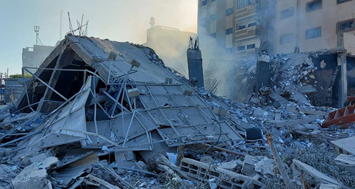 İsrail'in vurduğu Ulusal İslam Bankası'nın enkazı görüntülendi