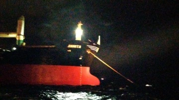 İstanbul Boğazı, arızalanan geminin çekilmesinin ardından trafiğe açıldı