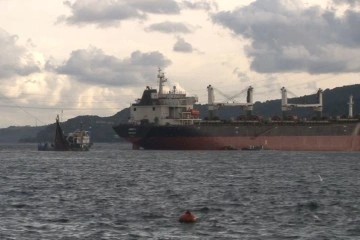 İstanbul Boğazı'nda arıza yapan yük gemisi Sarıyer açıklarına çekildi