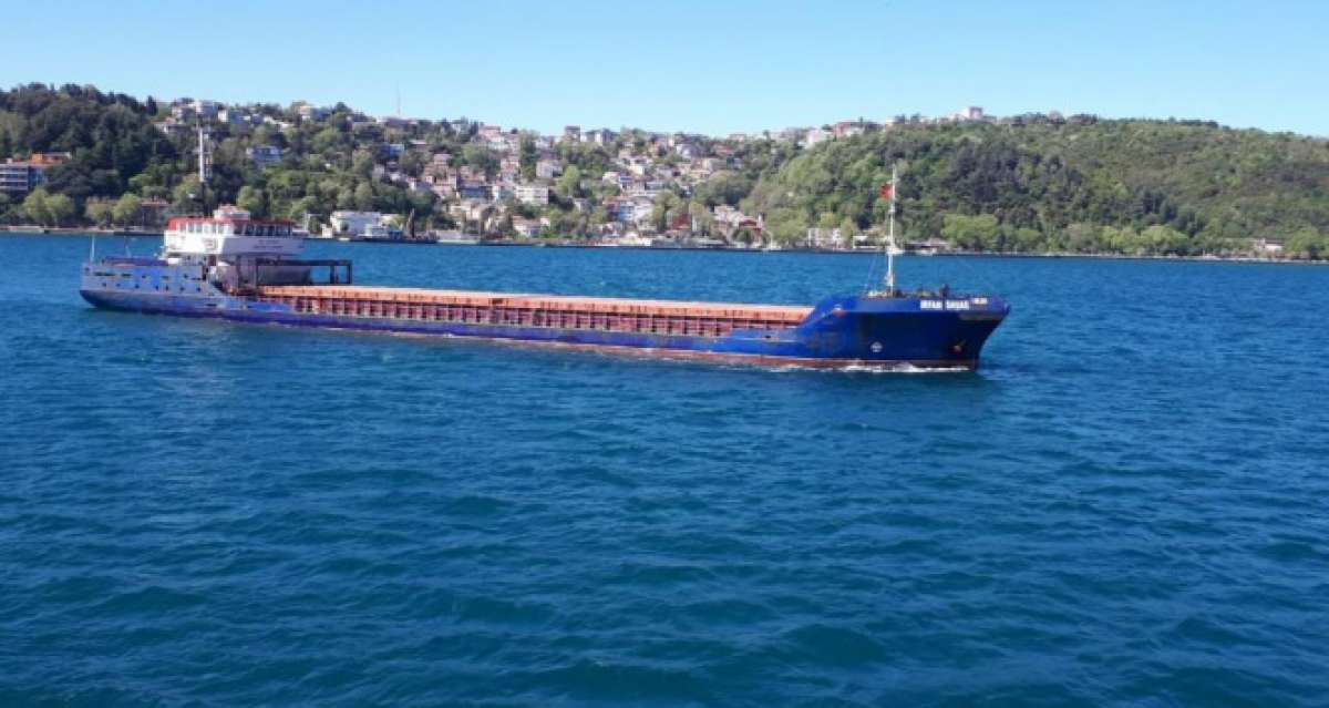 İstanbul Boğazı'nda arızalanan kuru yük gemisi korkuttu