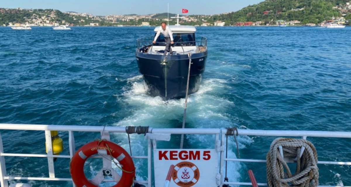 İstanbul Boğazı'nda arızalanan tekne sürüklendi