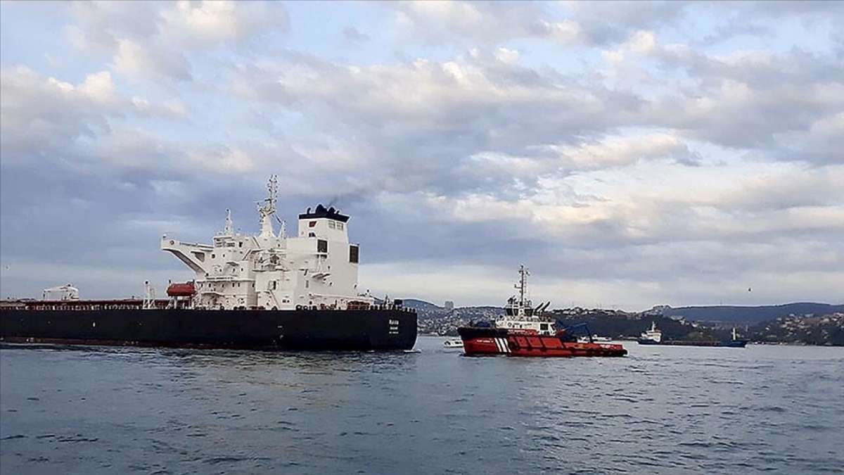 İstanbul Boğazı'nda makine arızası nedeniyle sürüklenen tankere müdahale edildi