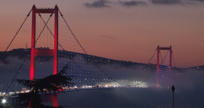 İstanbul Boğazı’nda sabah saatlerinde etkili olan sis kartpostallık görüntüler oluşturdu