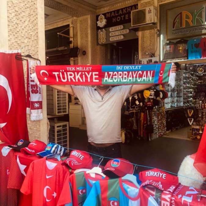 İstanbul değil Bakü! A Millilerin Galler maçı öncesi sokaklar şölen yerine döndü